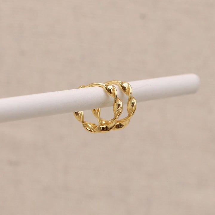 Verdrehte Gold-Huggie-Ohrringe