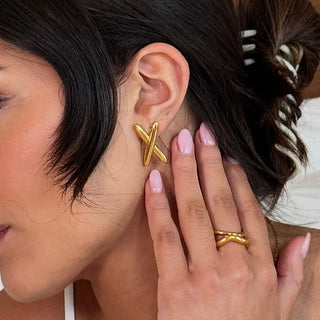 Moderne goldene X-förmige Ohrringe