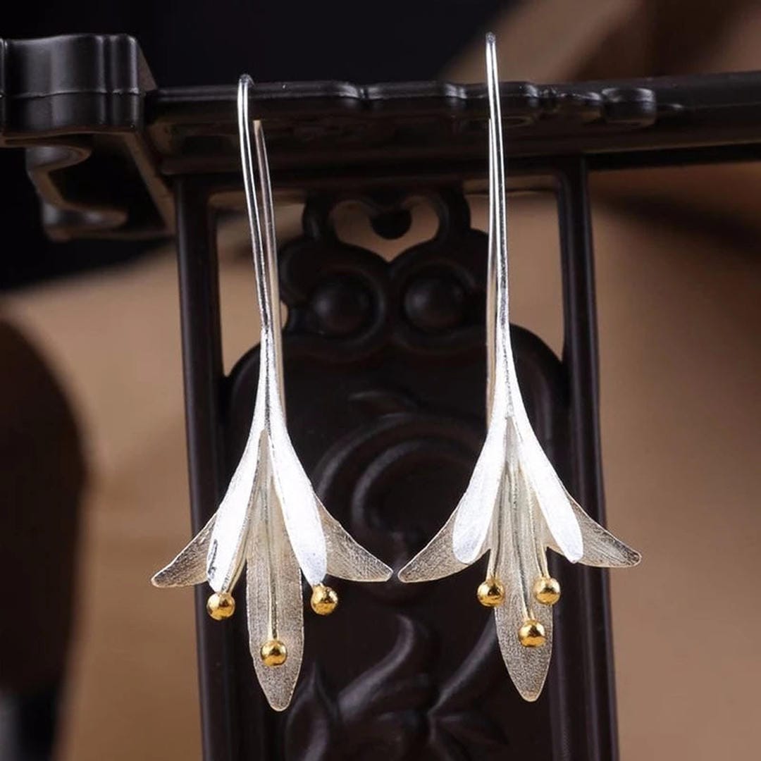 Elegante Silberohrringe mit Blumenmotiv