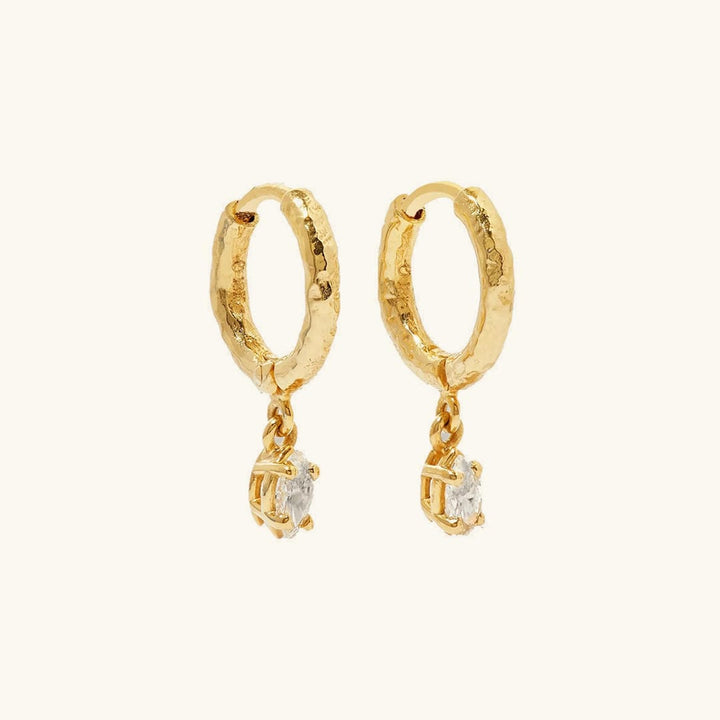 Gehämmerte Kristall-Ohrringe in Gold