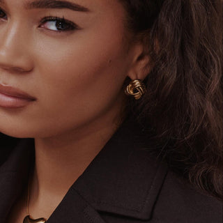 Zeitlose Gold-Knoten-Hoop-Ohrringe