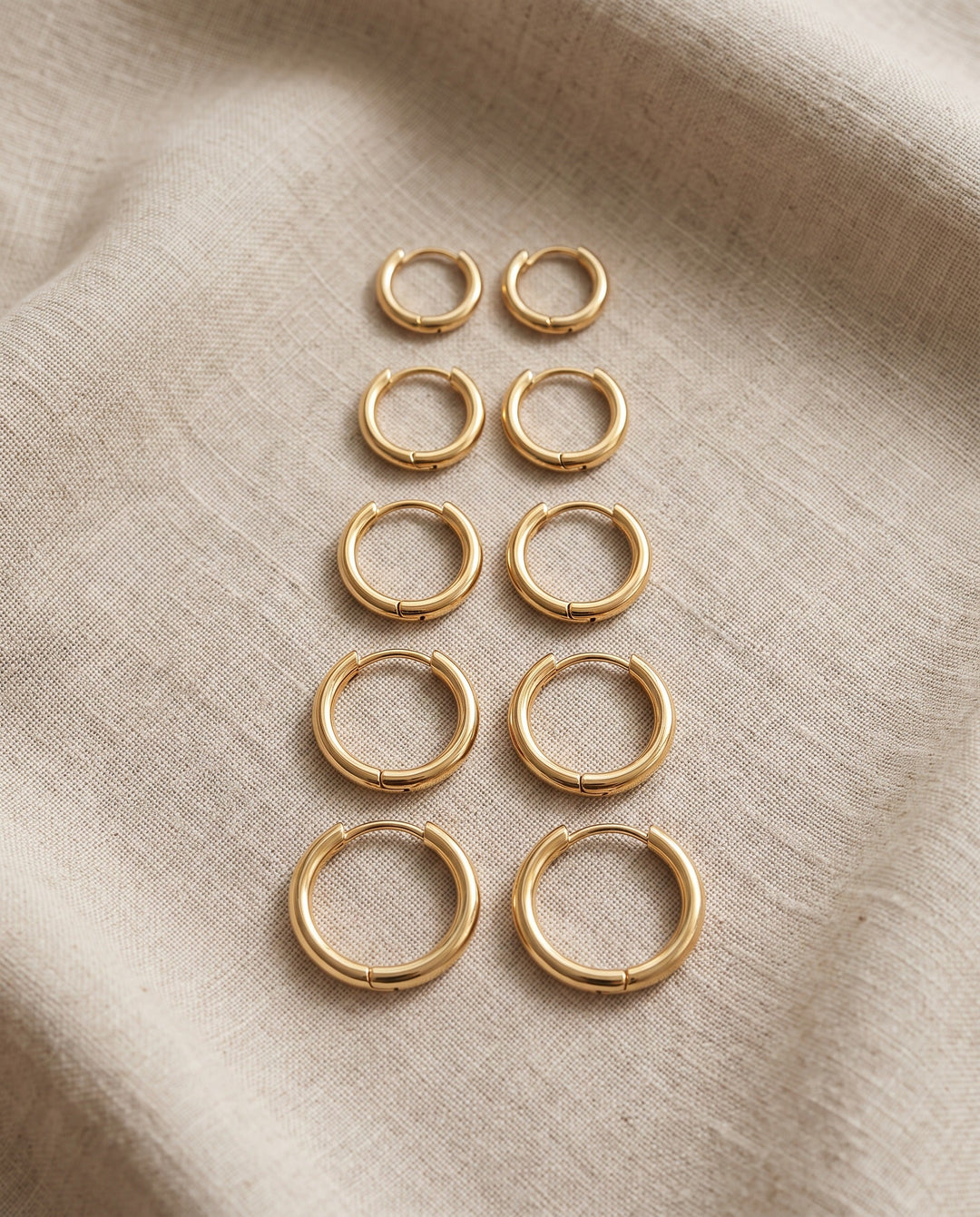 Set mit 5 Paar dicken Gold- oder Silberohrringen
