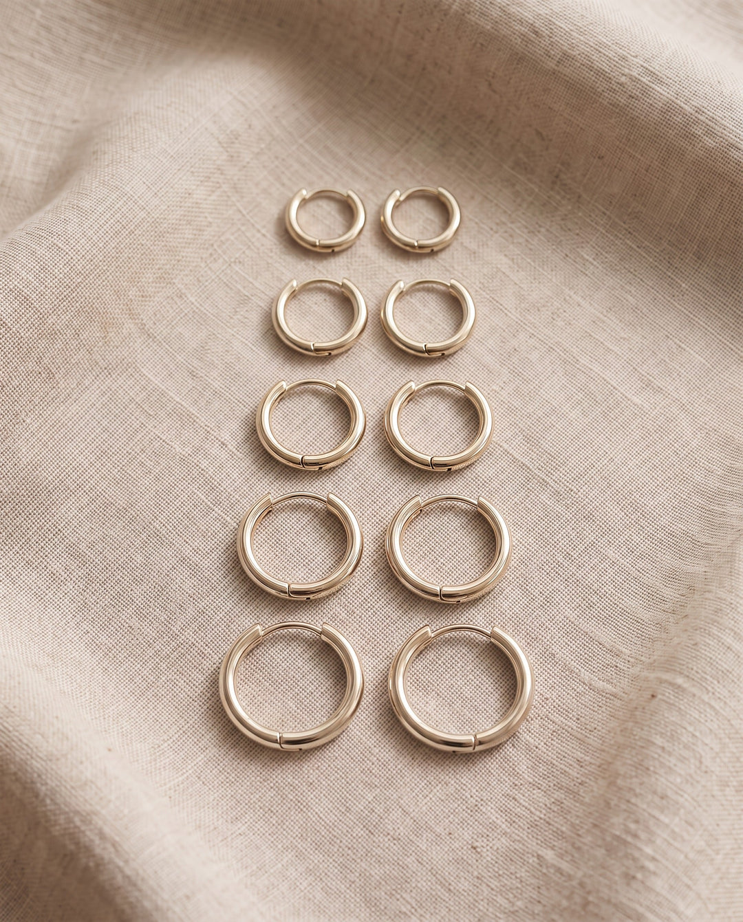 Set mit 5 Paar dicken Gold- oder Silberohrringen