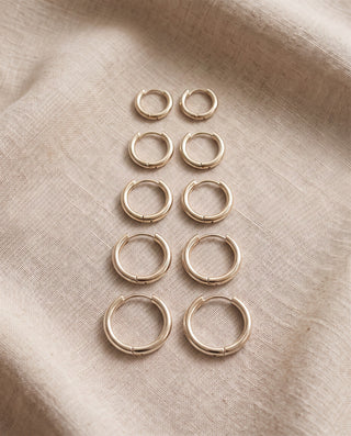 Set mit 5 Paar dicken Gold- oder Silberohrringen