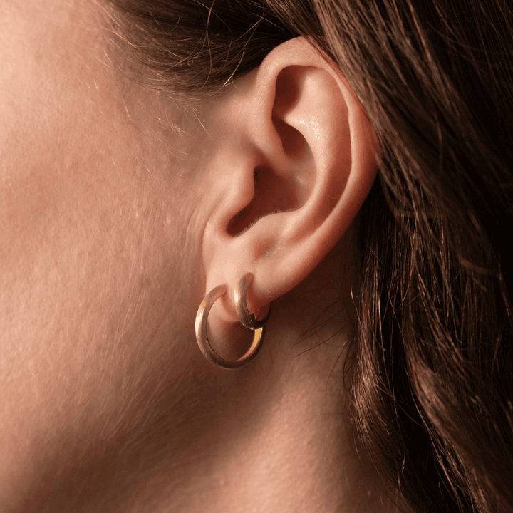 Set mit 2 Paar gebürsteten goldfarbenen minimalistischen Creolen