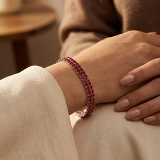 Zilveren armband rondom bezet met robijn