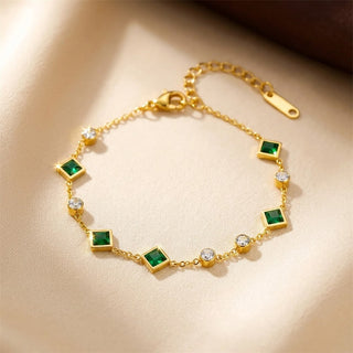 Gouden armband met verspreide smaragden