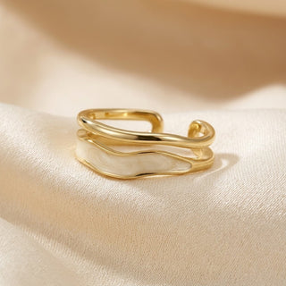 Gouden sculpturale ring, gewikkeld