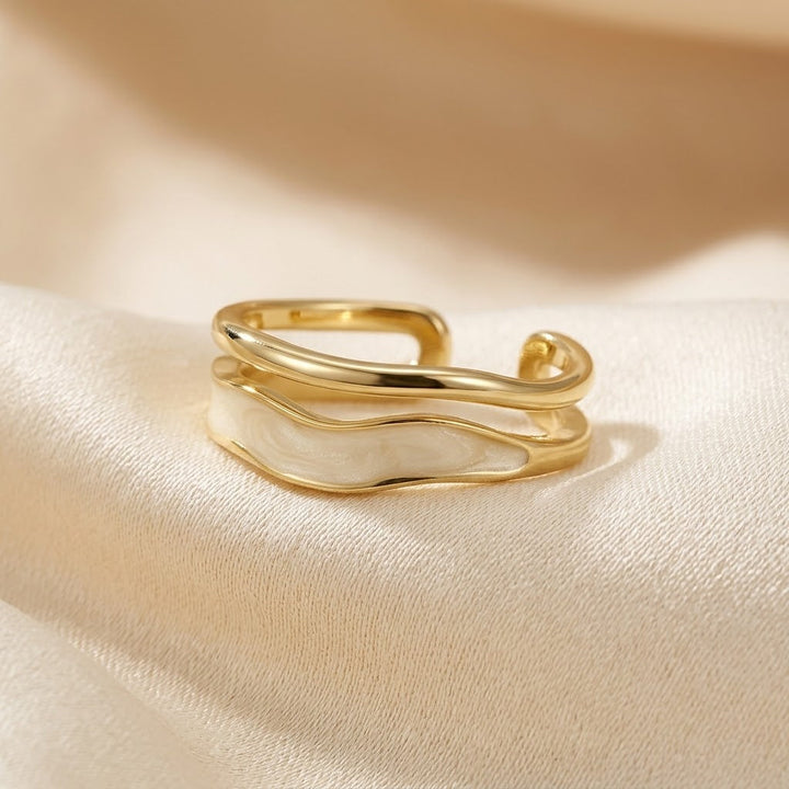 Gouden sculpturale ring, gewikkeld