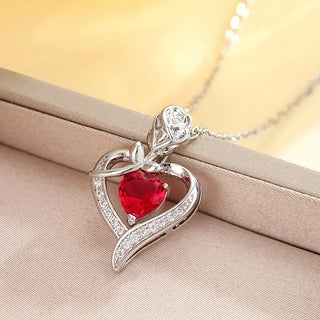 Zilveren ketting met robijnen hart als hanger