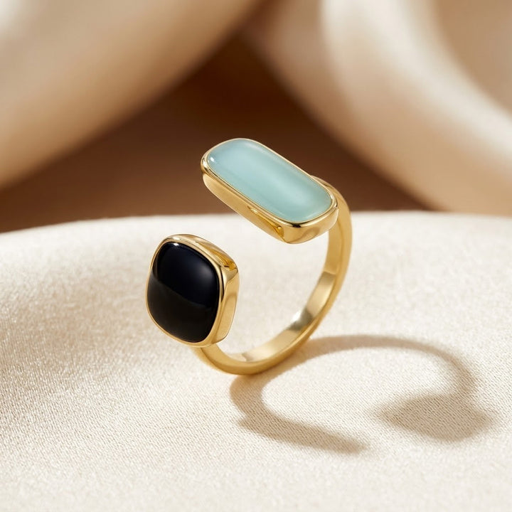 Gouden open ring met twee stenen