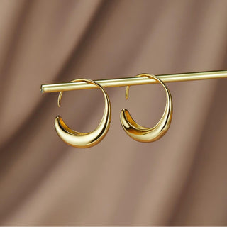 Goldene Tropfen-Hoop-Ohrringe, minimalistisch