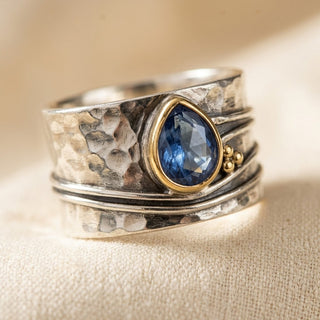 Ring in zilver en goud met gevatte steen als accent