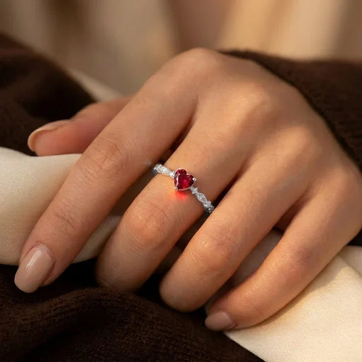 Gouden ring met robijnen hart