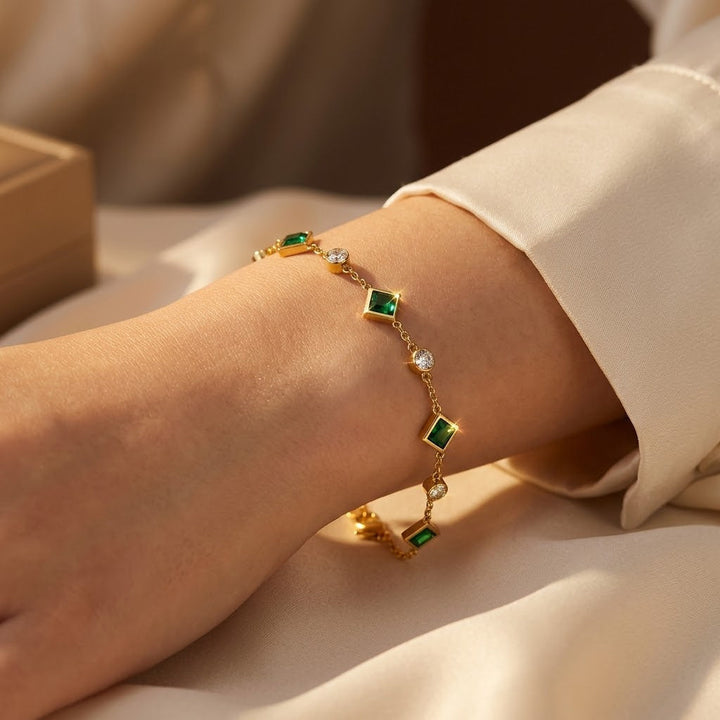 Gouden armband met verspreide smaragden