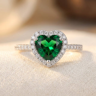 Zilveren ring met smaragden hart en stralenkrans
