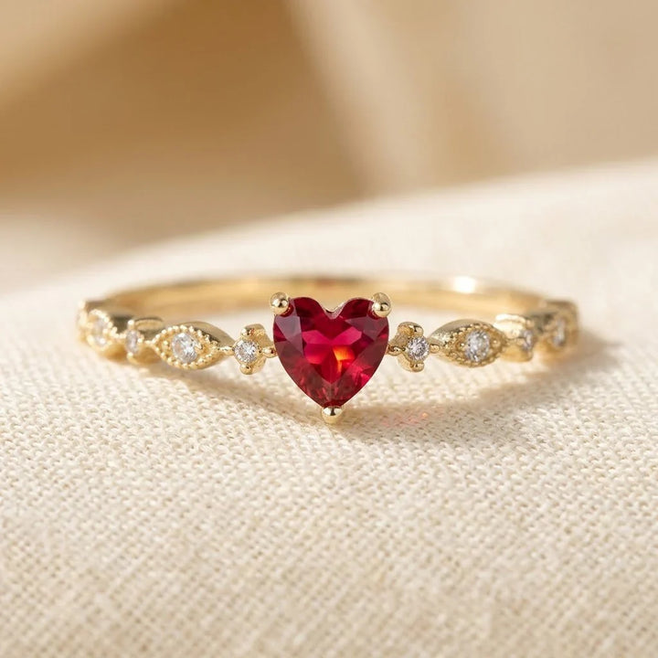 Gouden ring met robijnen hart