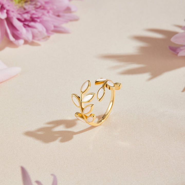 Gouden ring met bladmotief
