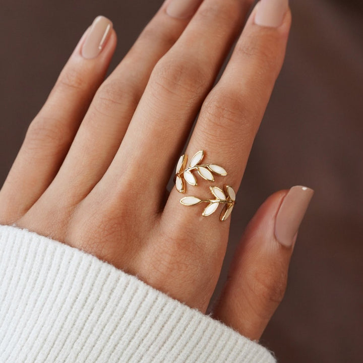 Gouden ring met bladmotief