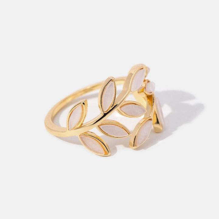 Gouden ring met bladmotief