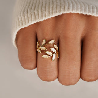 Gouden ring met bladmotief