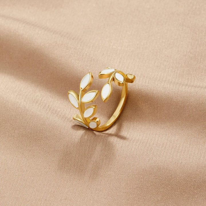Gouden ring met bladmotief