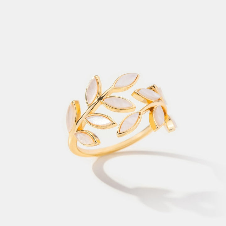 Gouden ring met bladmotief