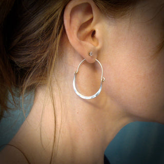Minimalistische gehämmerte Silber-Hoops Ohrringe