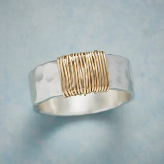 Ring in zilver en goud van gewikkeld draad