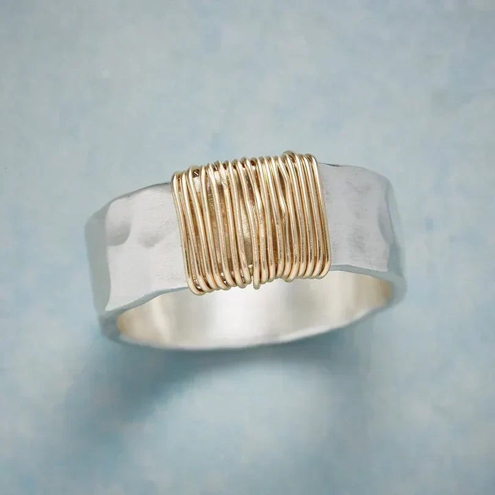 Ring in zilver en goud van gewikkeld draad