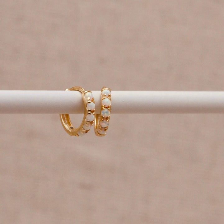Goldene Opal Huggie Creolen
