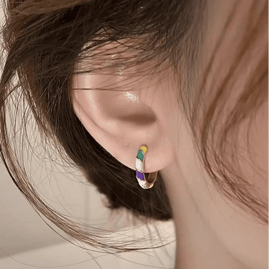 Elegante goldene Emaille-Ohrringe