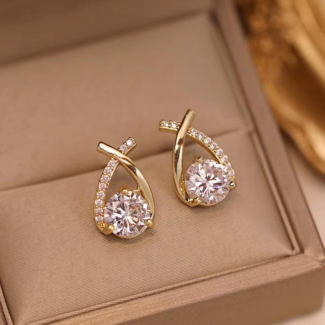 Luxuriöse gedrehte Tropfen-Cubic-Stud-Ohrringe
